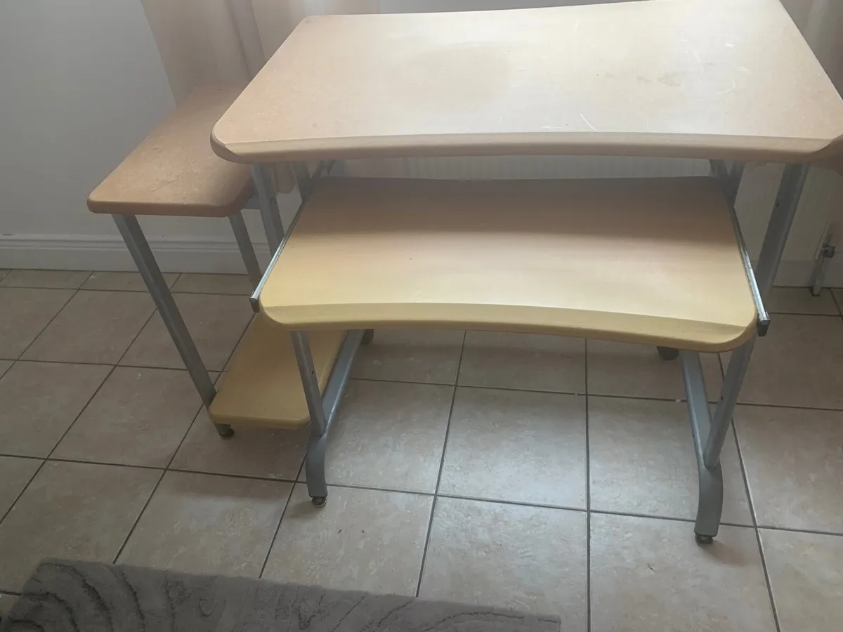 Computer desk - Image 1