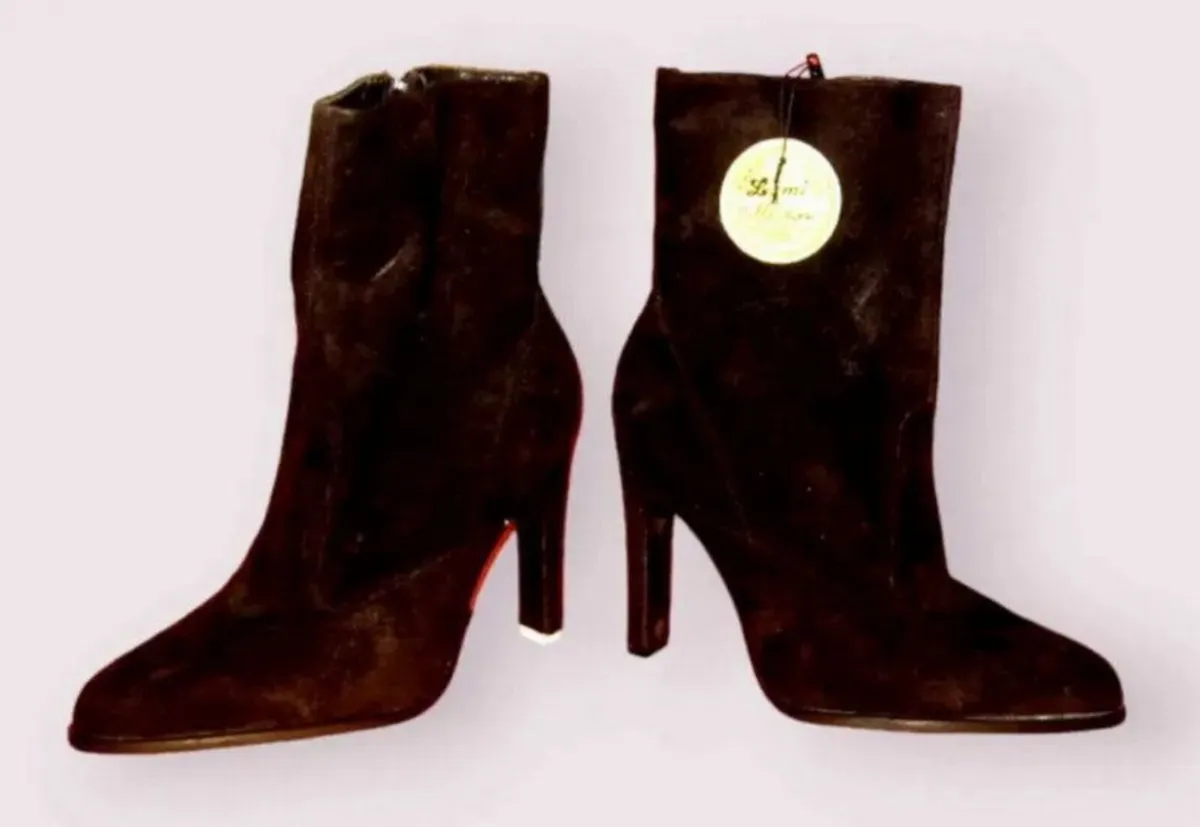 BNWT 'Harrods In Store' Boots - Image 2