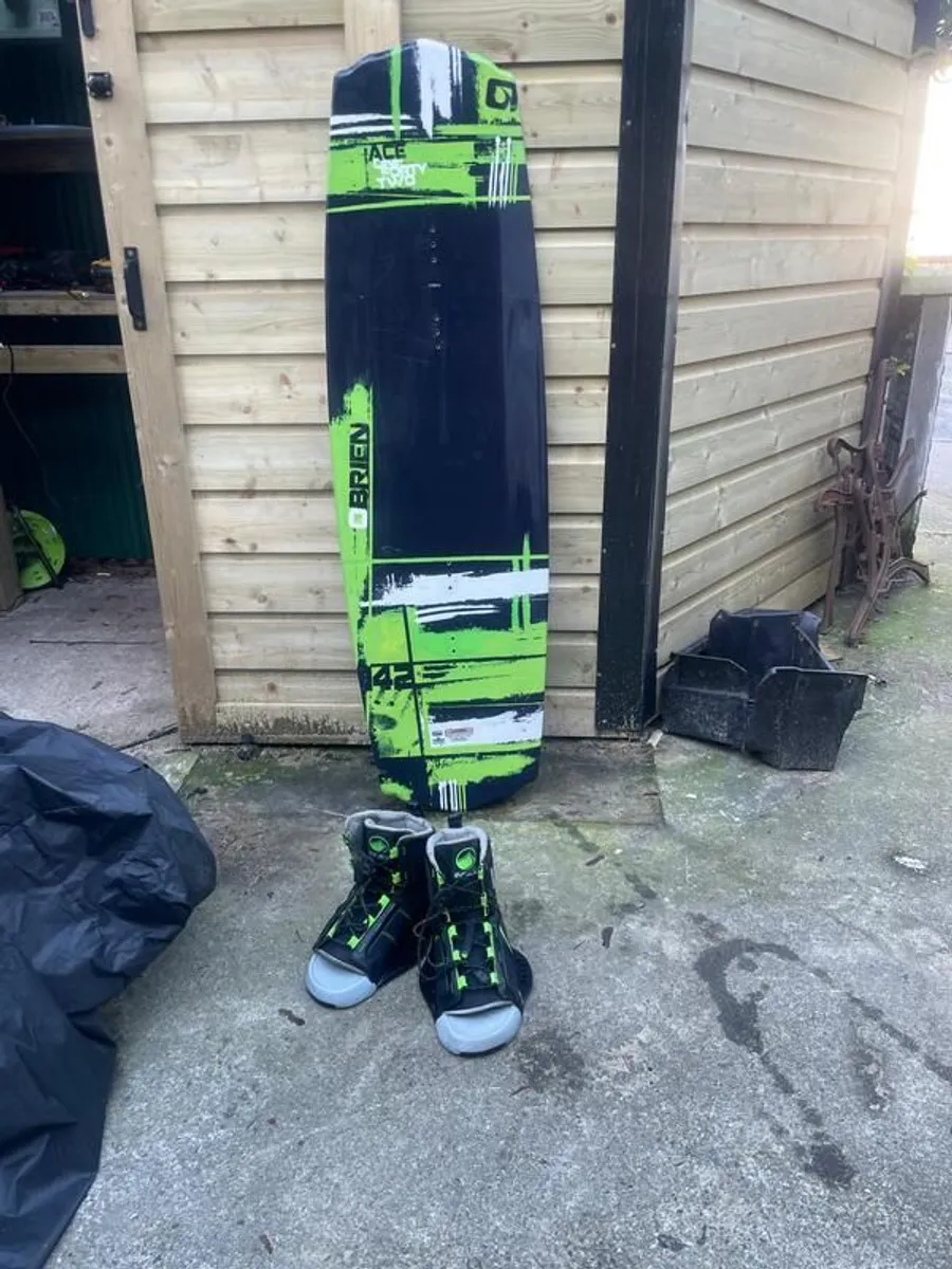 Wakeboard and bindings - Image 1