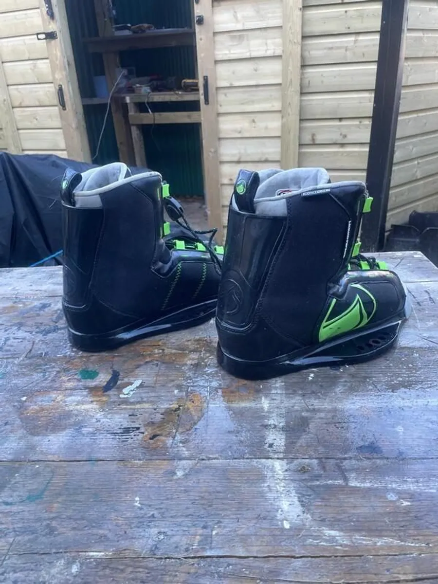 Wakeboard and bindings - Image 2