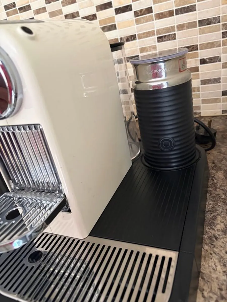 Nespresso Citiz & Milk Coffee Machine in Cream by Magimix - Image 3