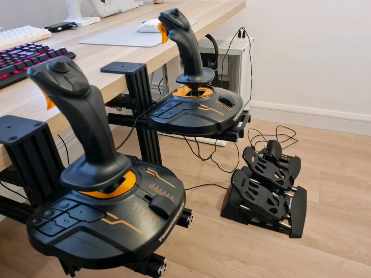 Thrustmaster flight sim gear - Image 1