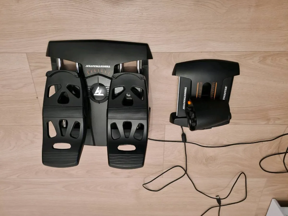 Thrustmaster flight sim gear - Image 4