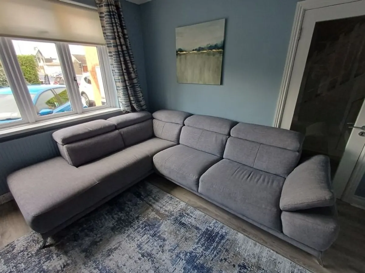 Beautiful Corner couch - Image 1