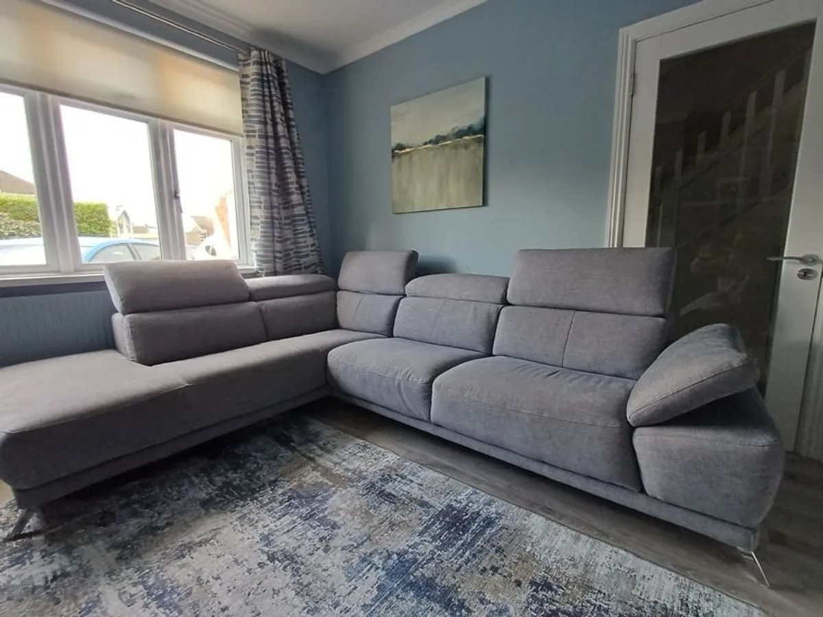 Beautiful Corner couch - Image 4