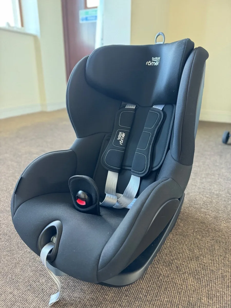 Britax Römer TRIFIX2 i-Size – Like New - Image 1