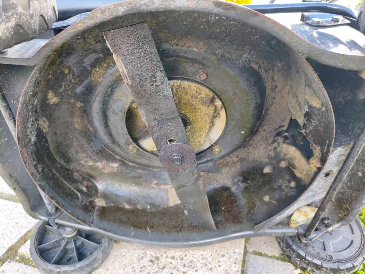 Pro-Lawn 42cm Petrol Mower - Hyundai Engine - Image 3