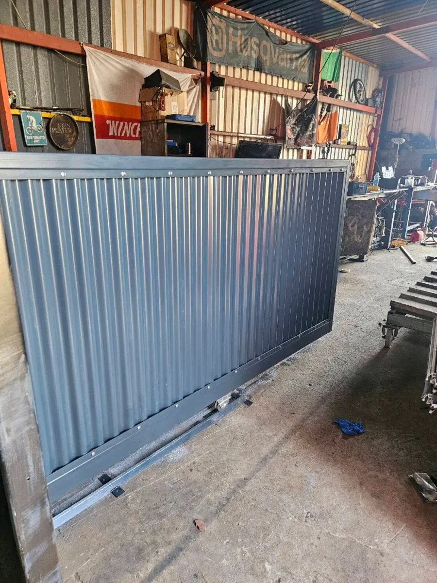 16 electric roller gate - Image 1