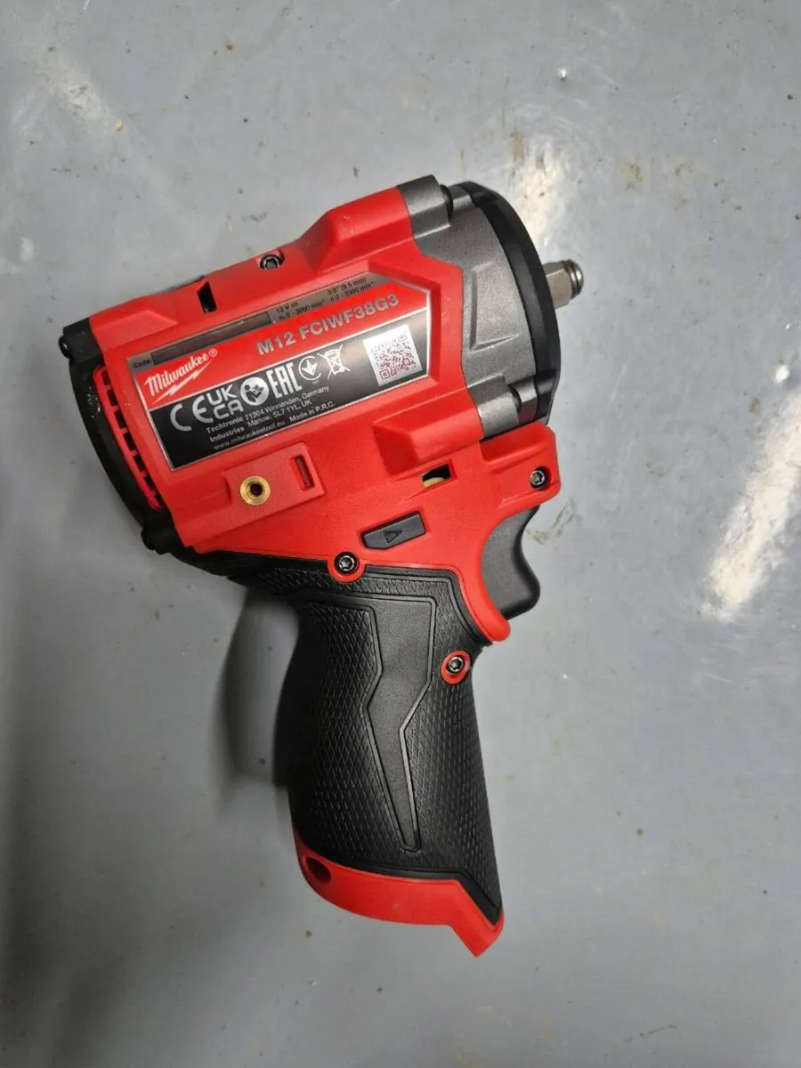 Milwaukee M12 Fuel 3/8' Stubby Impact Wrench Body - Image 2