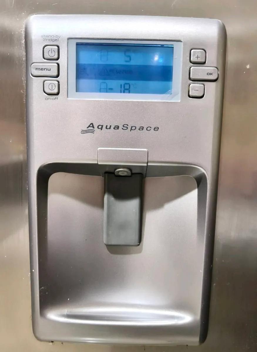 Whirlpool Freestanding Fridge Freezer - Image 4