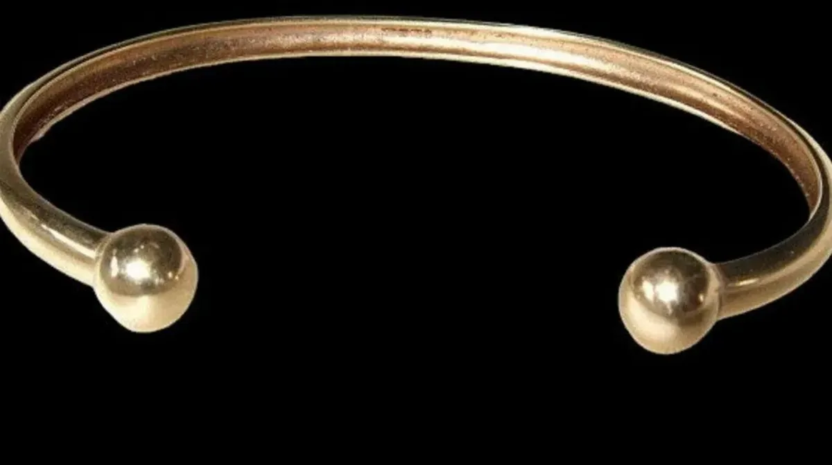 Vintage Hallmarked 9ct Gold 'Torque' Design Bangle - Image 4