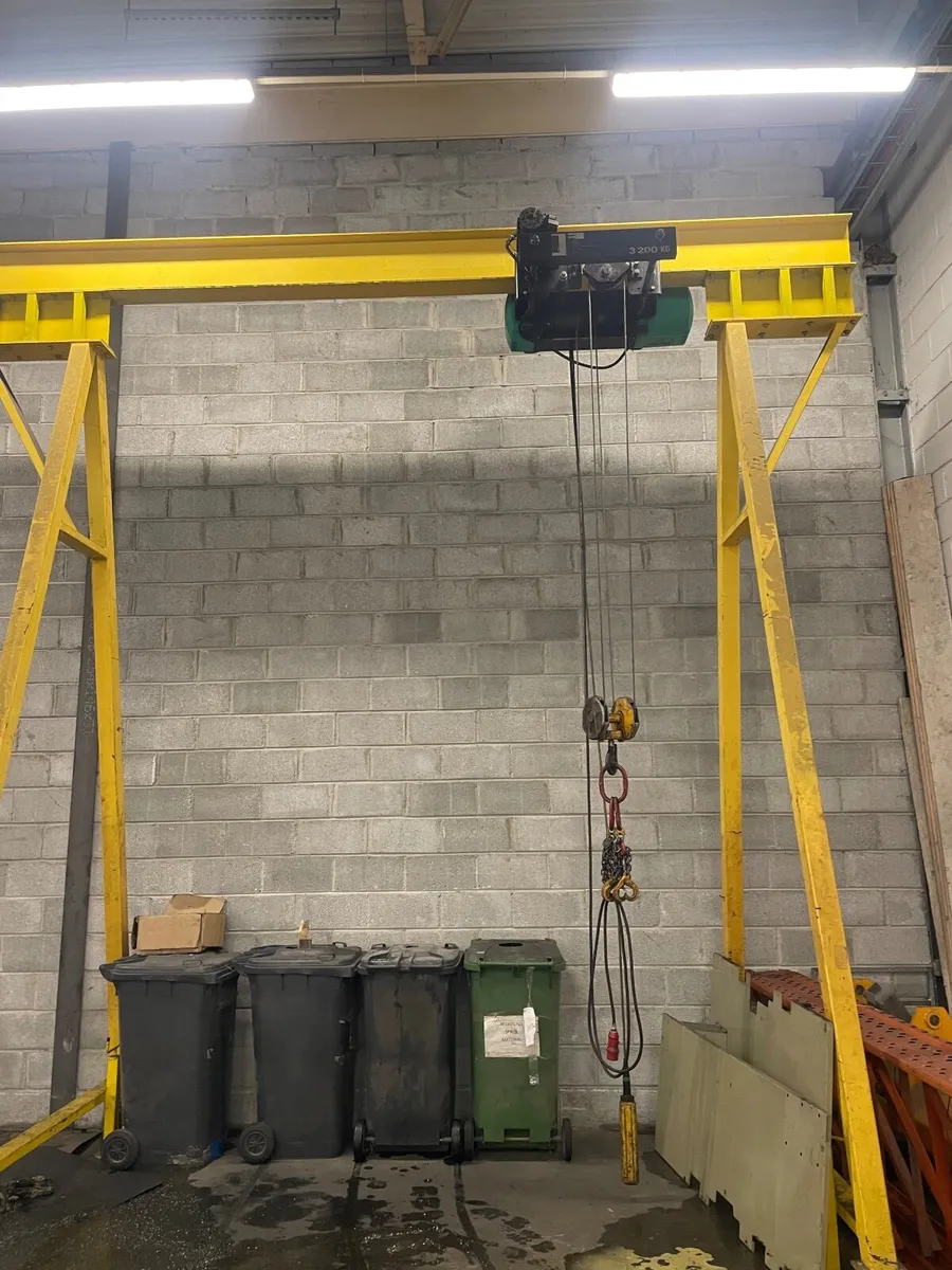 Gantry crane hoist - Image 1
