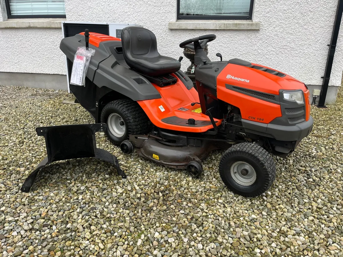 Husqvarna 19hp 42 inch cut ride on lawnmower - Image 1