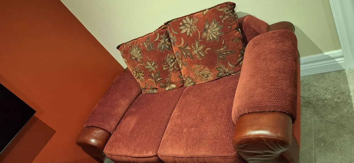 Suite of furniture last day that i am advertising - Image 4