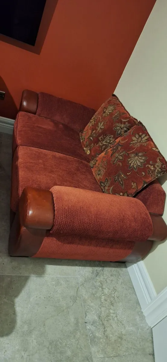 Suite of furniture last day that i am advertising - Image 1