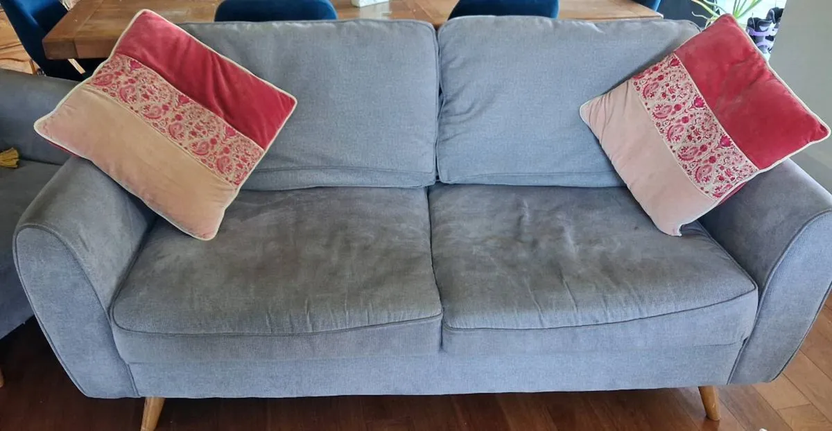 Suite of furniture - Image 1