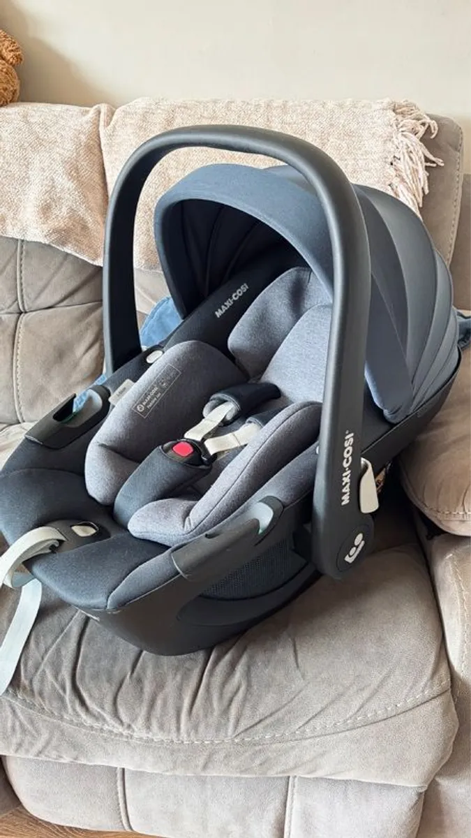 Maxi Cosi Pebble 360 + FamilyFix Base - Image 1