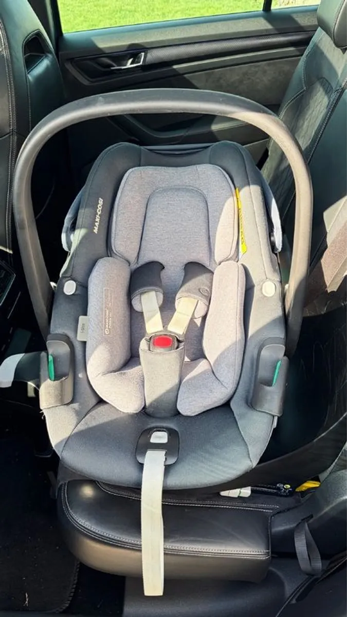 Maxi Cosi Pebble 360 + FamilyFix Base - Image 4