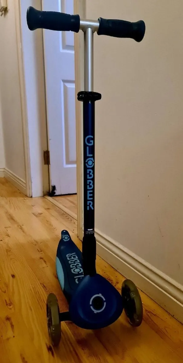 Globber Primo Plus Lights Folding 3 Wheel Scooter - Image 4