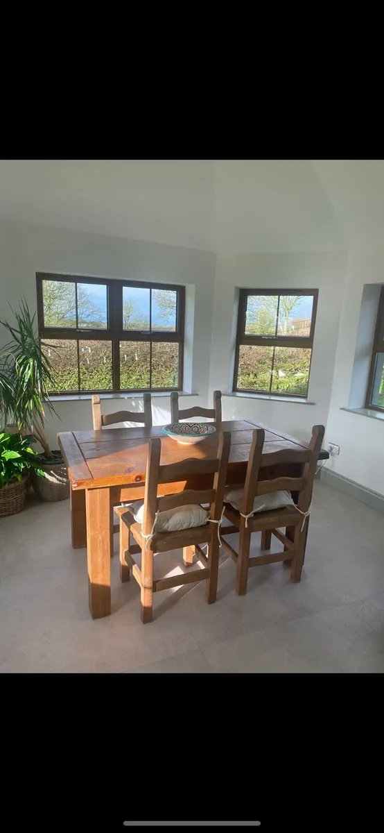 Dining table - Image 1