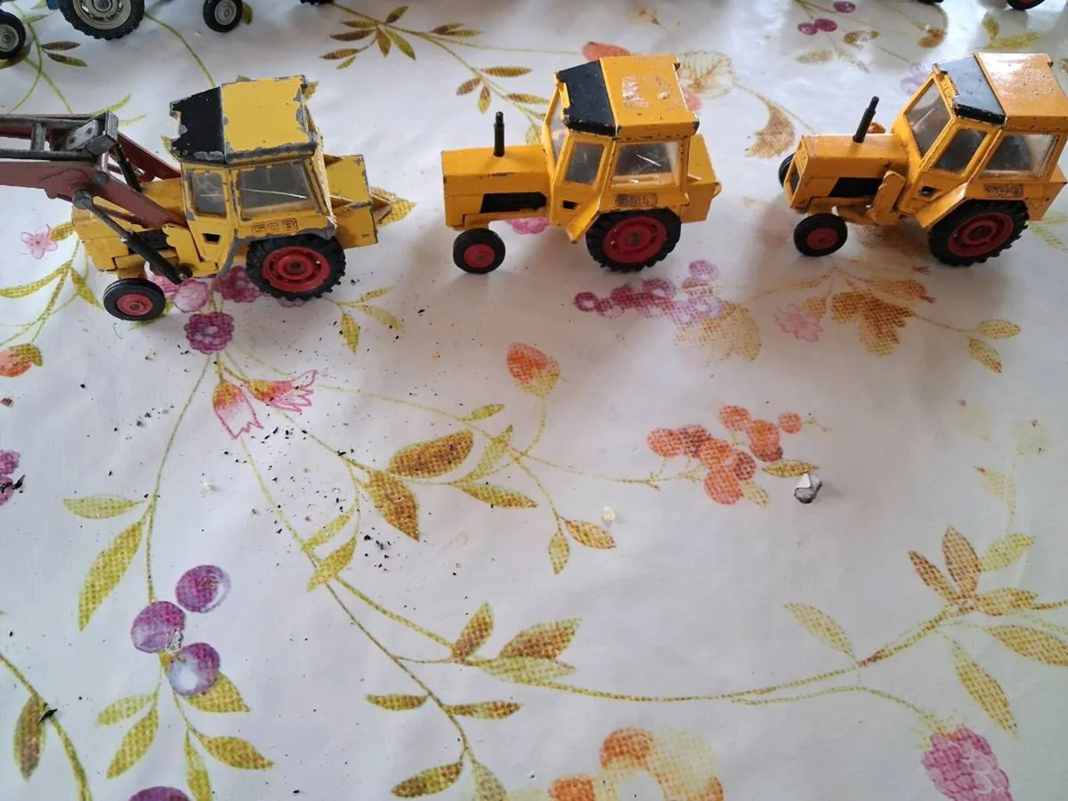 VINTAGE. MODEL TRACTORS - Image 1