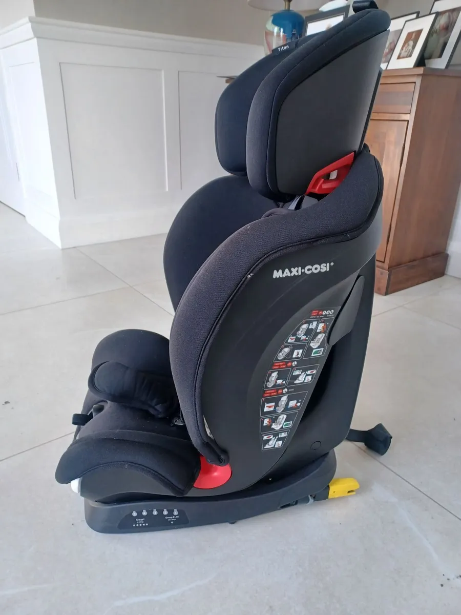 Booster Car Seat – Maxi Cosi - Black - Image 4