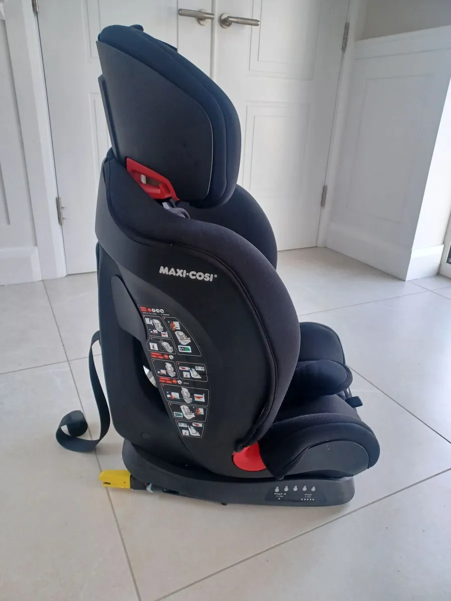 Booster Car Seat – Maxi Cosi - Black - Image 3