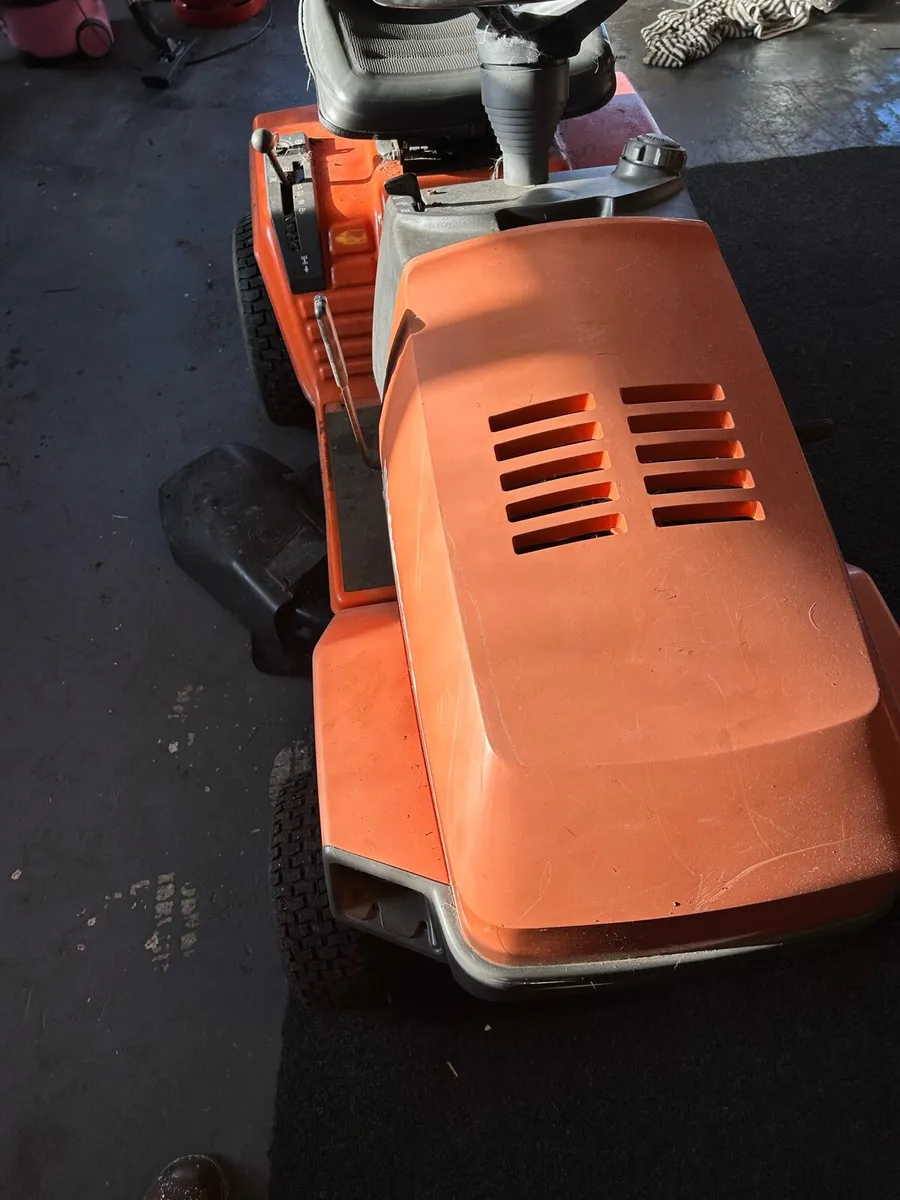 Husqvarna lt100 ride on lawnmower - Image 1