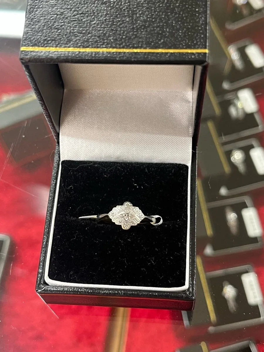 Vintage 18k gold ring with diamonds. - Image 2