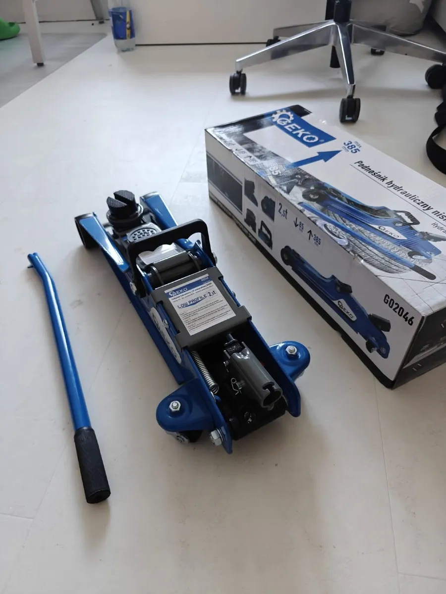 Lowered Hydraulic Professional 2.5T Jack with Rubb - Image 1