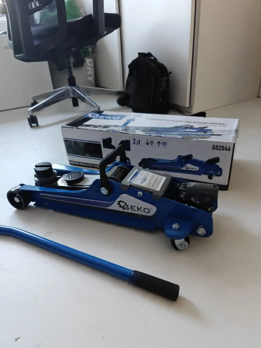 Lowered Hydraulic Professional 2.5T Jack with Rubb - Image 4