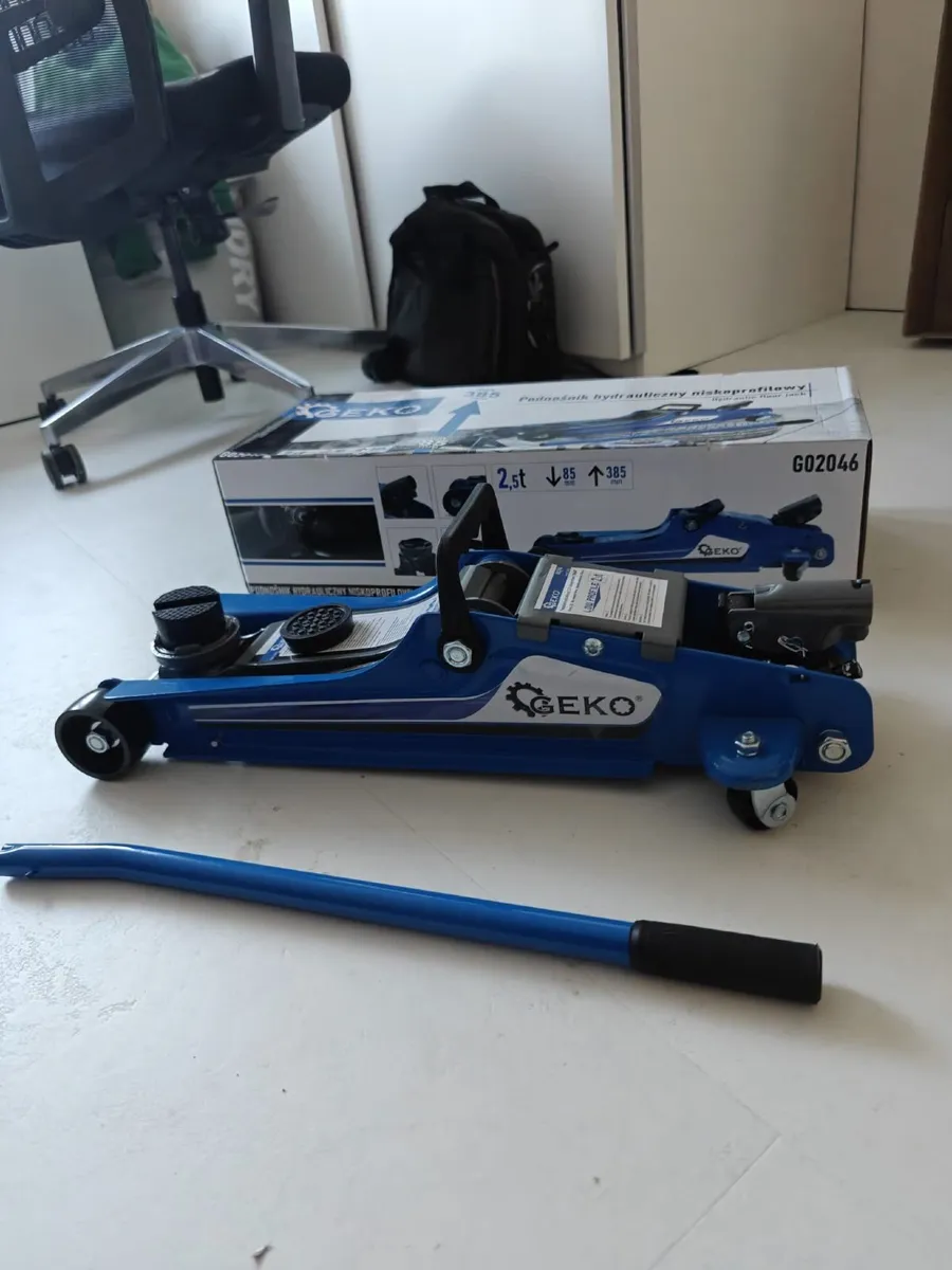 Lowered Hydraulic Professional 2.5T Jack with Rubb - Image 3