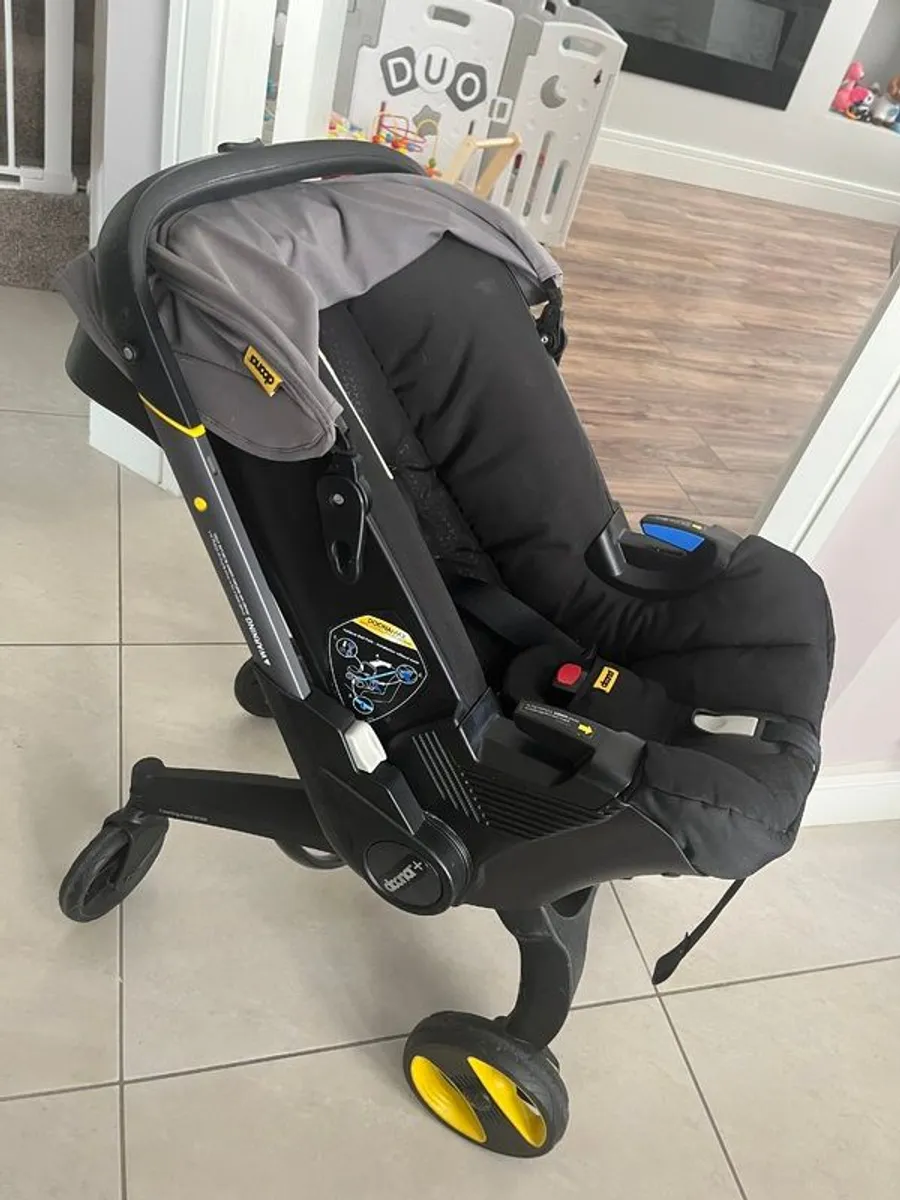 Doona car seat & stroller with base bundle - Image 2