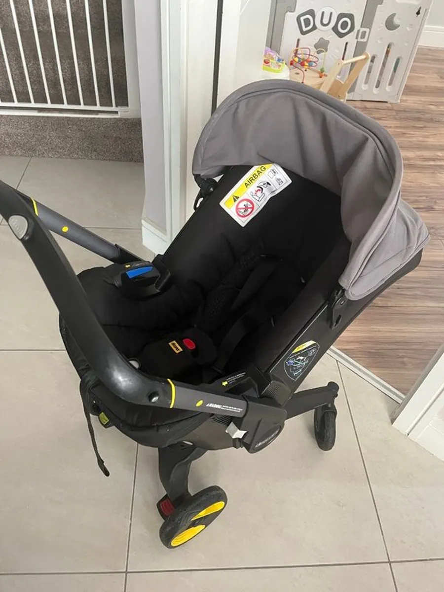 Doona car seat & stroller with base bundle - Image 3