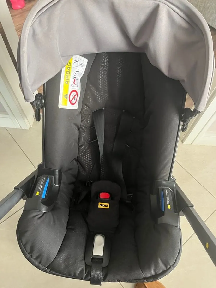Doona car seat & stroller with base bundle - Image 4