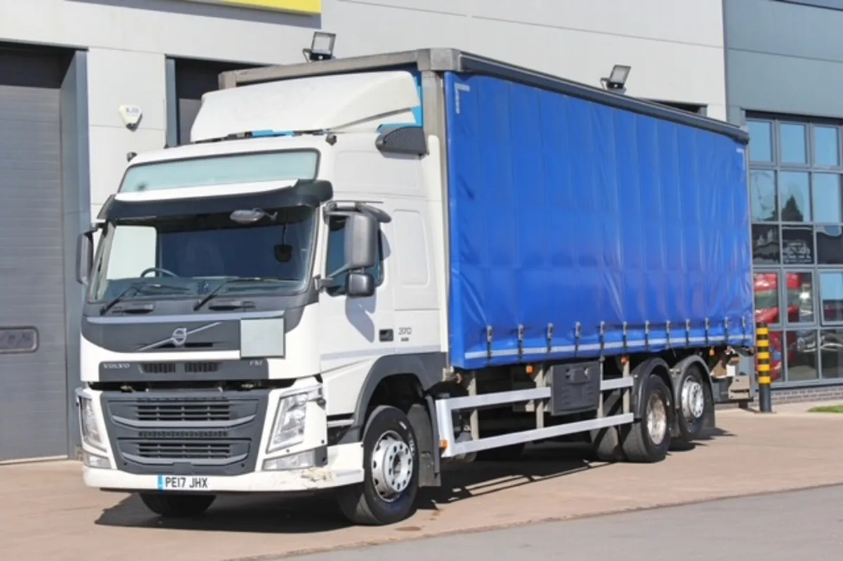 2017 VOLVO FM370 GLOBE-TROTTER 6X2 CURTAINSIDER - Image 3