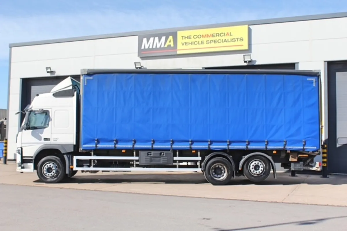 2017 VOLVO FM370 GLOBE-TROTTER 6X2 CURTAINSIDER - Image 4