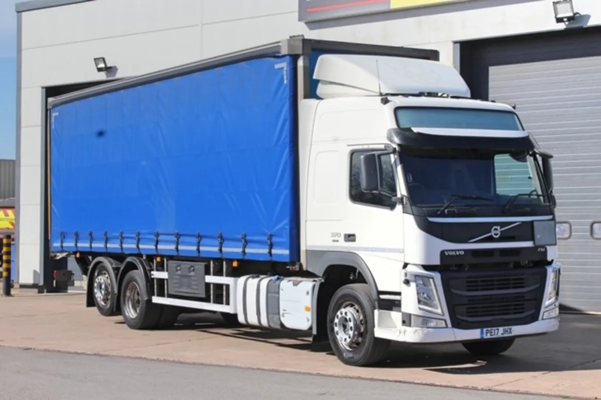 2017 VOLVO FM370 GLOBE-TROTTER 6X2 CURTAINSIDER - Image 1
