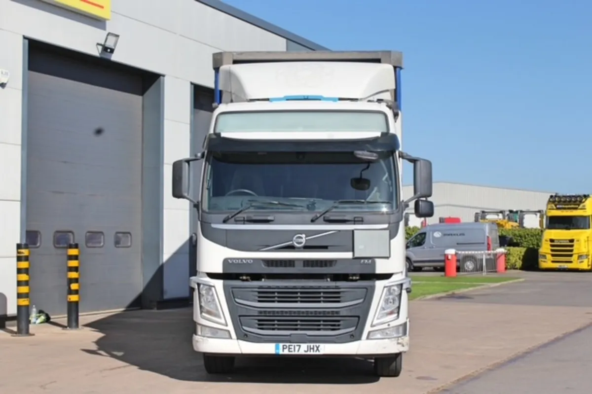 2017 VOLVO FM370 GLOBE-TROTTER 6X2 CURTAINSIDER - Image 2
