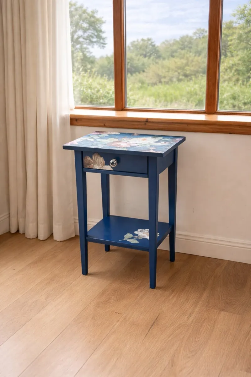 BEAUTIFUL REFURBISHED VINTAGE SIDE TABLE - Image 1
