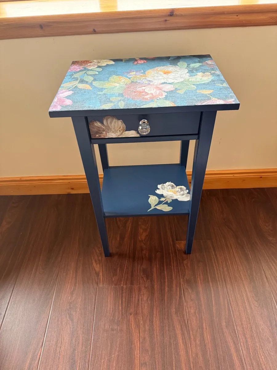 BEAUTIFUL REFURBISHED VINTAGE SIDE TABLE - Image 4