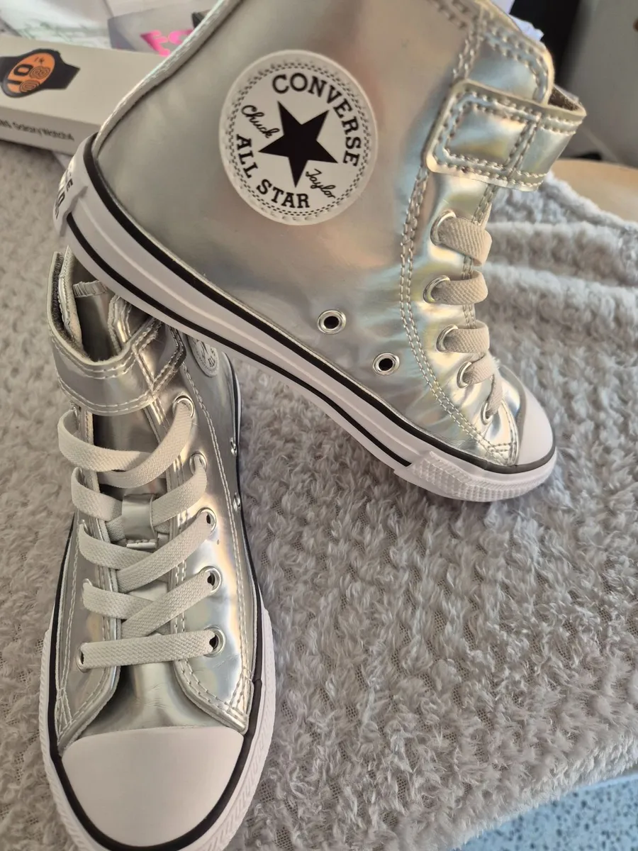 Converse - High Top - Never worn Kids Size 31 - Image 4