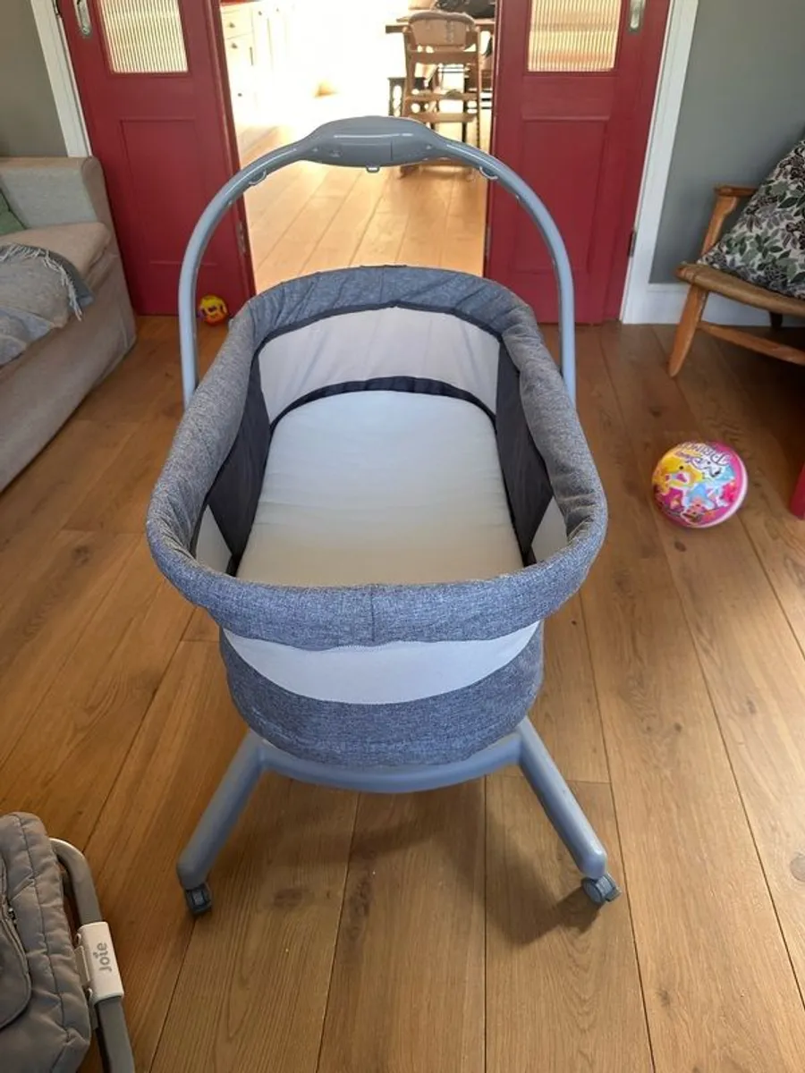 Chicco 5 in 1 & Tutti Bambini Cozee Bedside Crib - Image 2