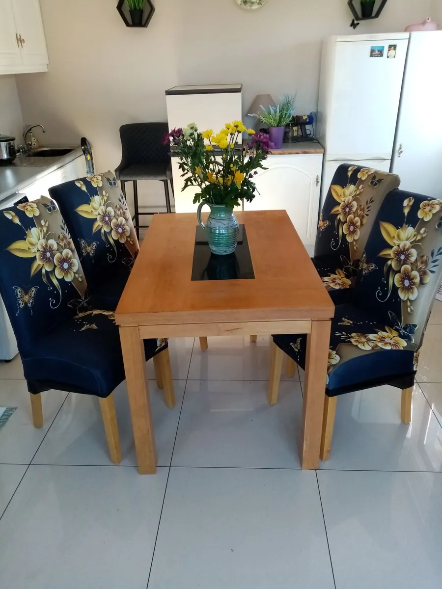 Table and 4 chairs - Image 1