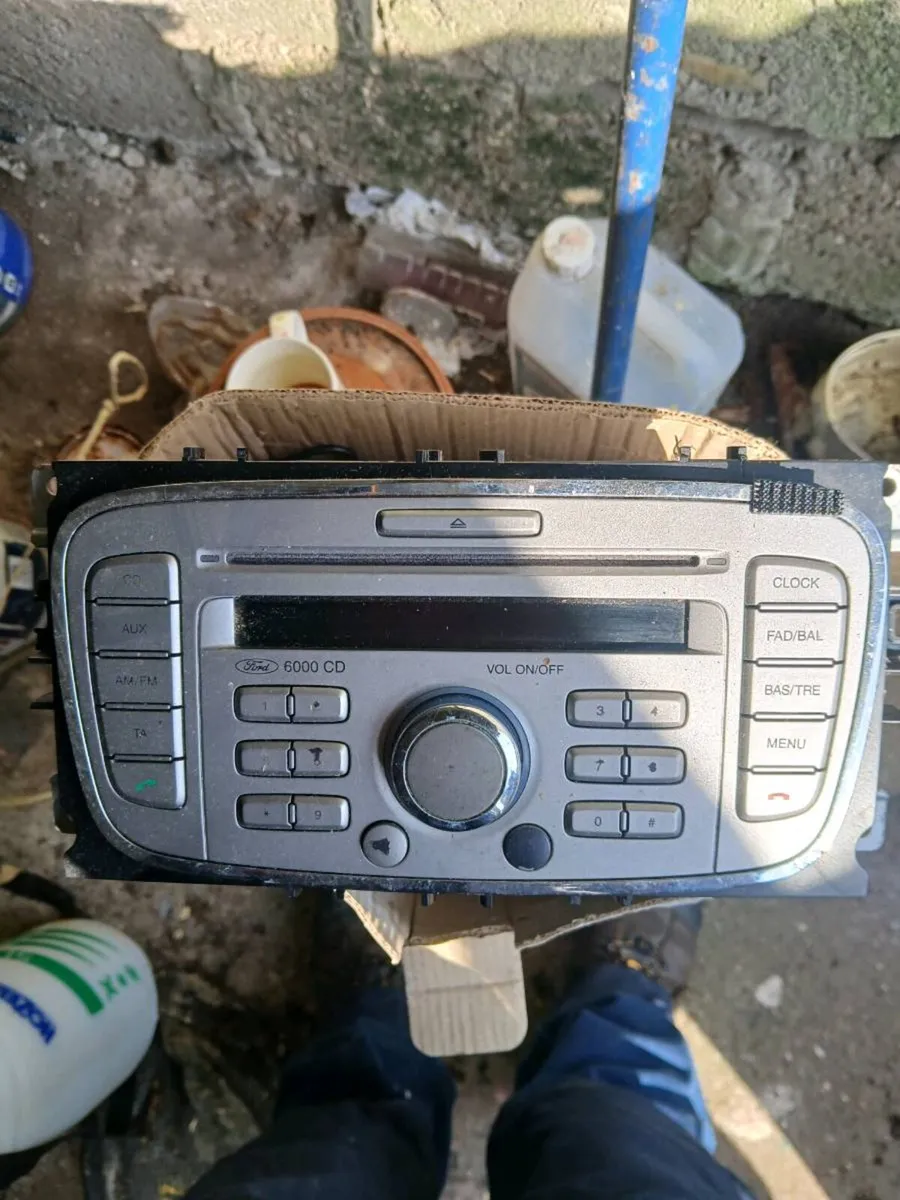 Ford 6000cd and parrot kit - Image 1