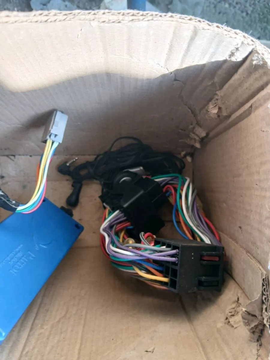 Ford 6000cd and parrot kit - Image 4