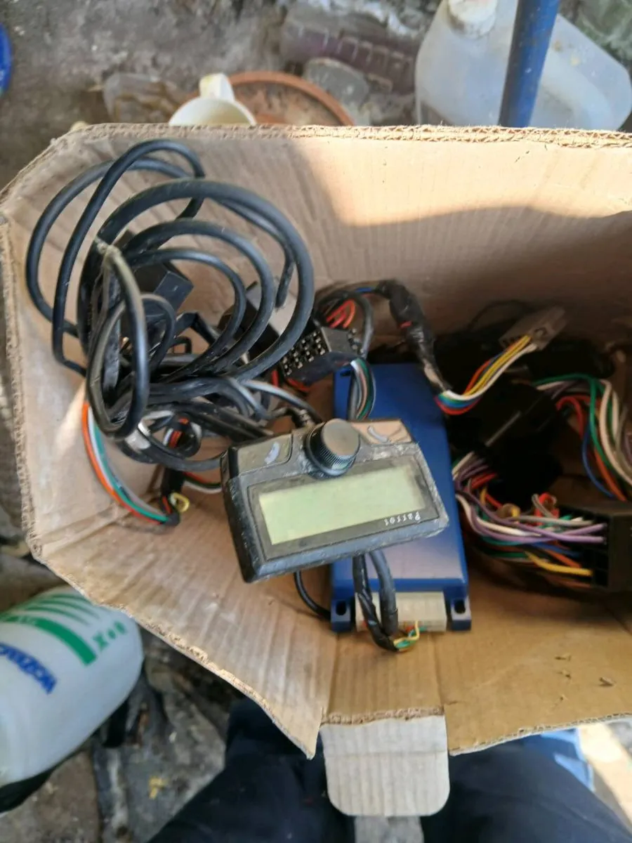 Ford 6000cd and parrot kit - Image 2