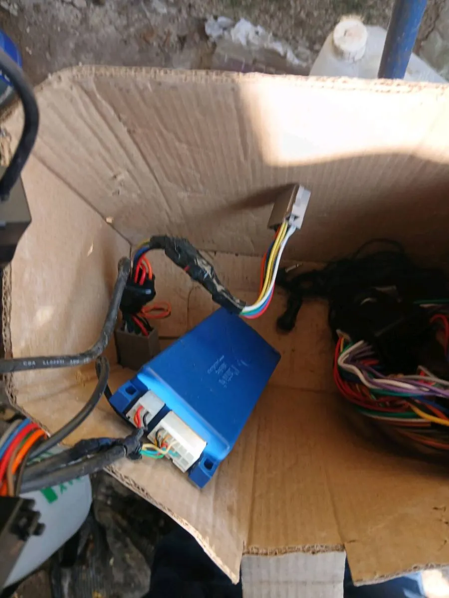 Ford 6000cd and parrot kit - Image 3