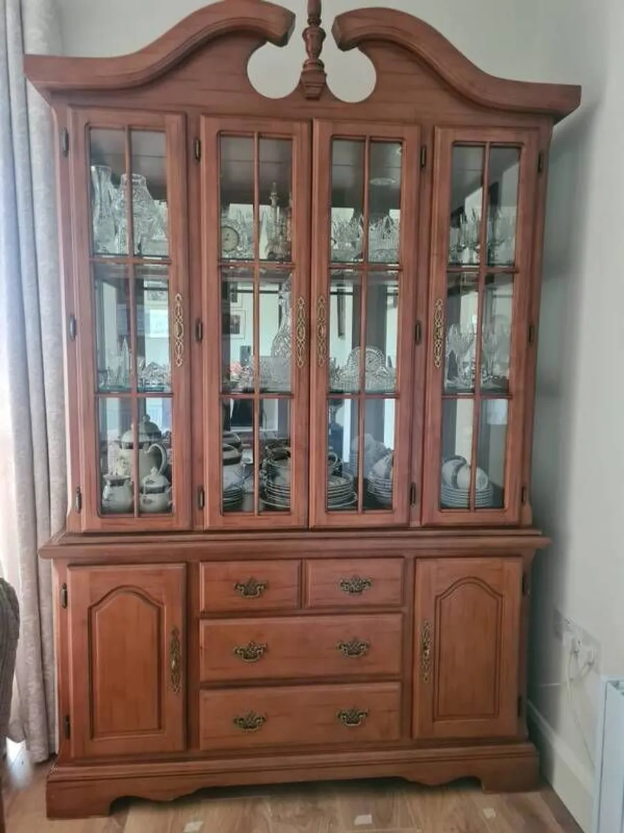 Display cabinet with lighting - Image 1