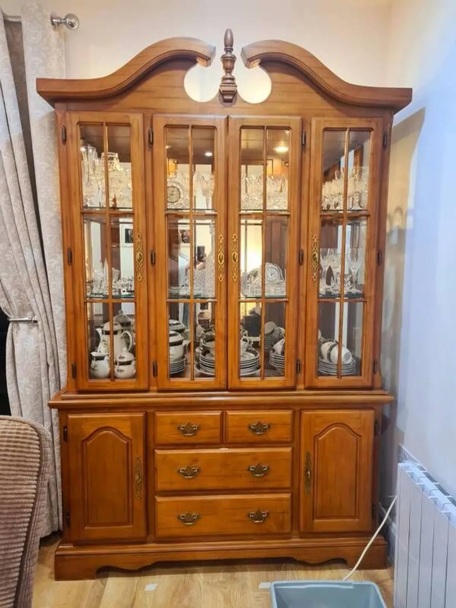 Display cabinet with lighting - Image 2